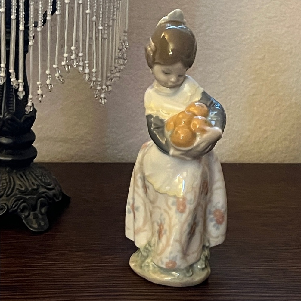 LLADRÓ Girl From Valencia Figurine